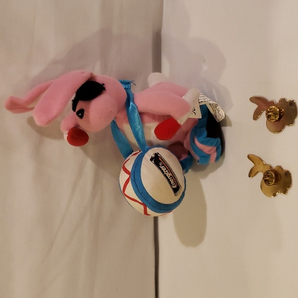 Vtg Energizer Bunny Plush Figurine 90's & 2 Collector Pins - Picture 2 of 9